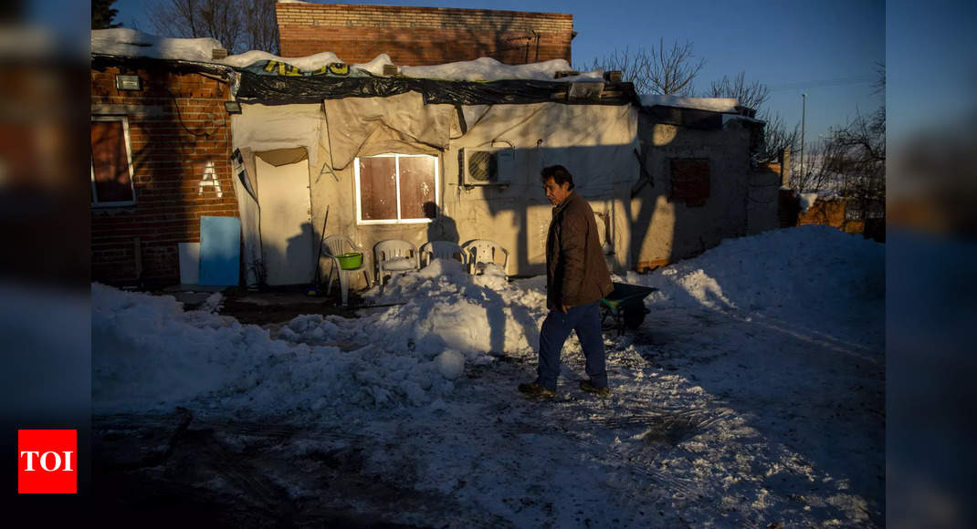 Historic snowfall chills Madrid slum to the bones - Times of India