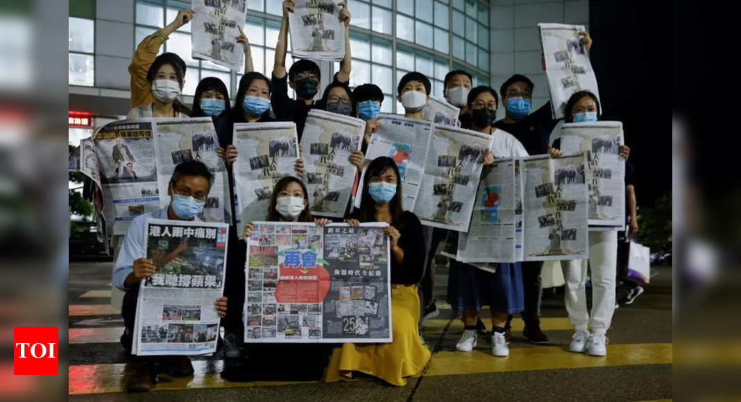 Hong Kongers snap up final edition of Apple Daily newspaper - Times of India