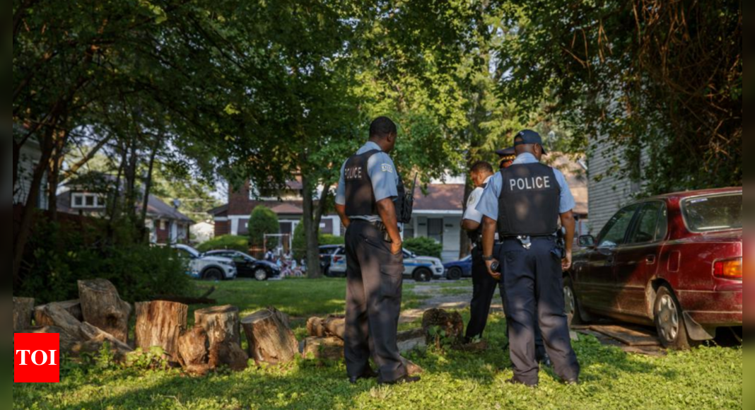 Chicago police: 100 shot, 18 homicides over holiday weekend - Times of India