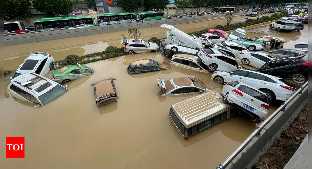 Floods in China: 25 killed, over 1 million affected as unprecedented floods hit central China; President Xi Jinping calls in PLA | World News - Times of India