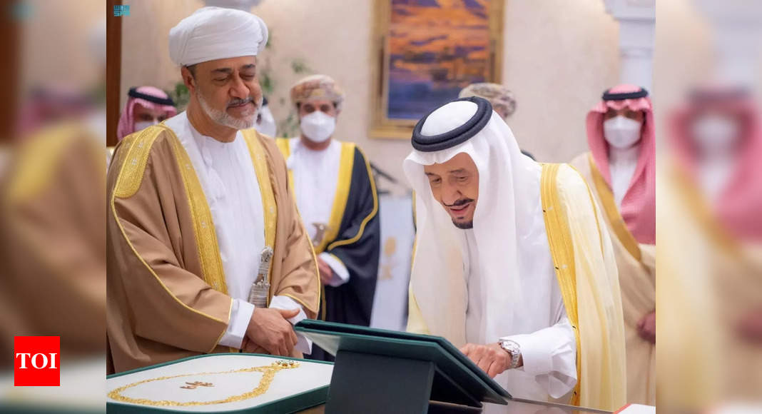 Saudi King, Oman Sultan hold negotiation session - Times of India