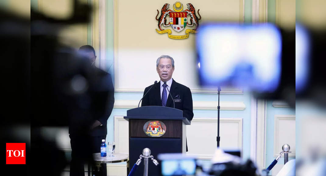 Malaysian PM refuses to resign, delays vote by a month - Times of India