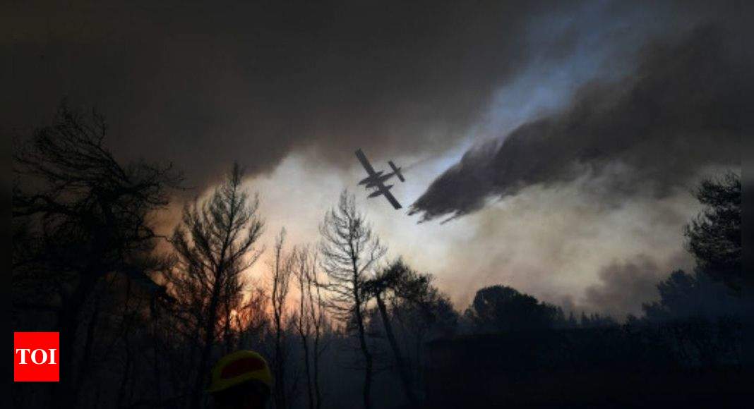 Thousands more flee fires outside Athens amid heat wave - Times of India